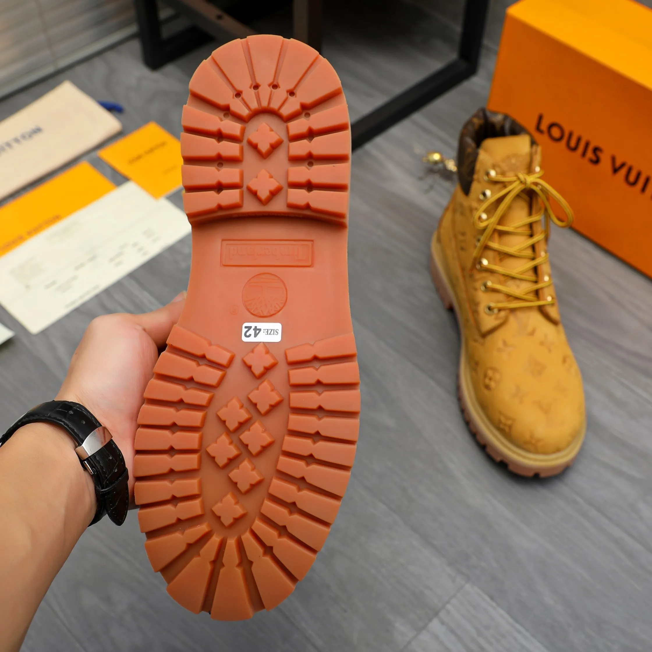 Men's shoes 💰p480 Product trademark: LV "Louis Vuitton" business lace-up high-top men's shoes Regular size: 38-44 Product materials: Selected matte cowhide embossed upper Leather lining Original rubber outsole